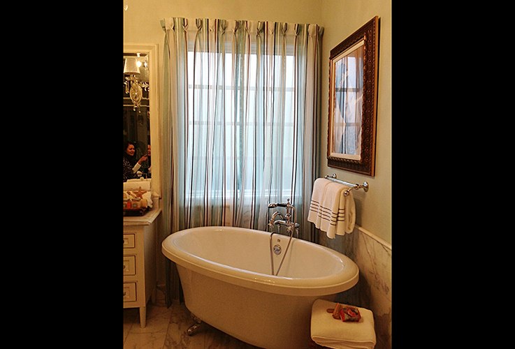 Beautiful drapes in bathroom