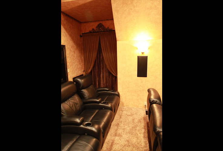 Beautfiull decorated media room